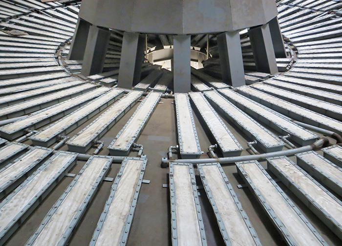 Flat bottom silo discharging 