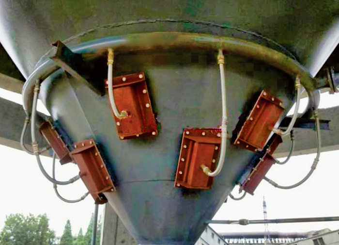 Hopper bottom silo discharging